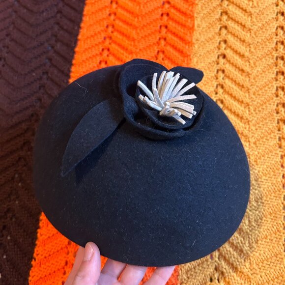 1960s Pilbox beret fascinator black felt flower hat of Imported Fur Felt - from - Picture 10 of 14